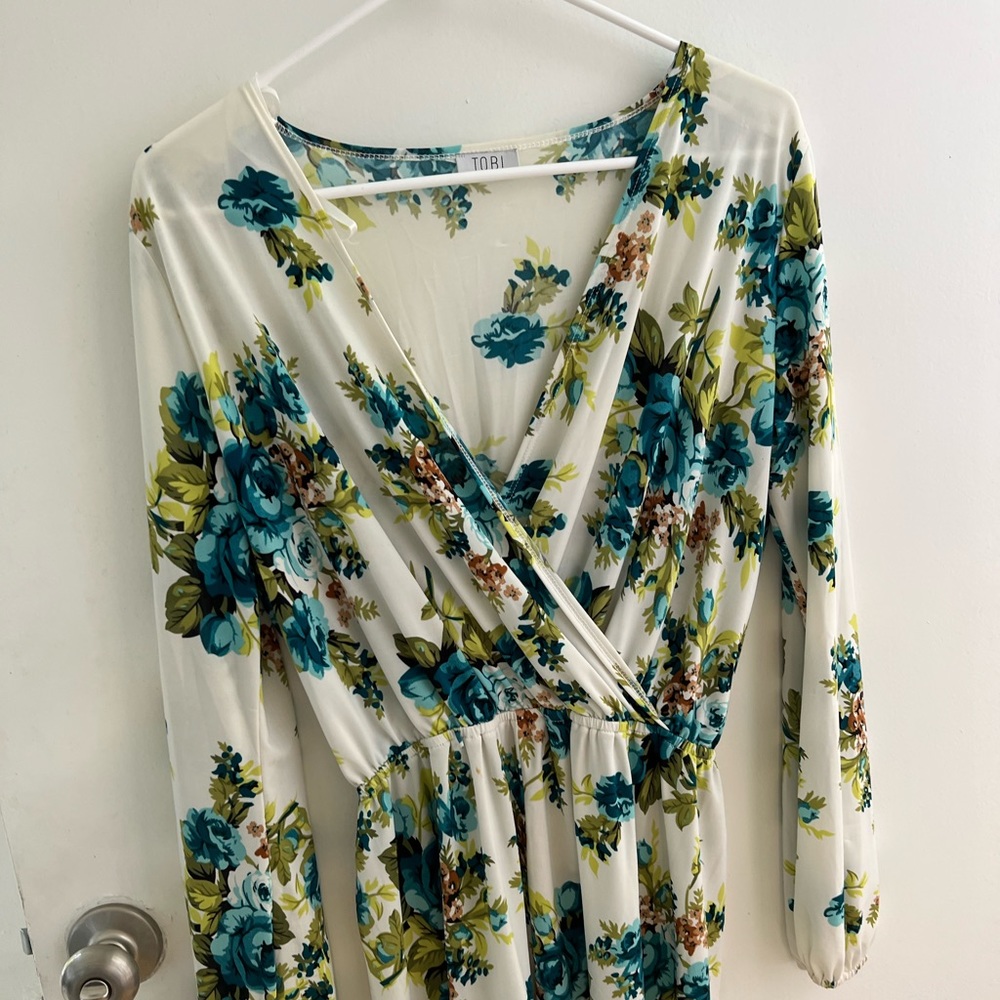 TOBI FLOWER ROMPER SIZE SMALL